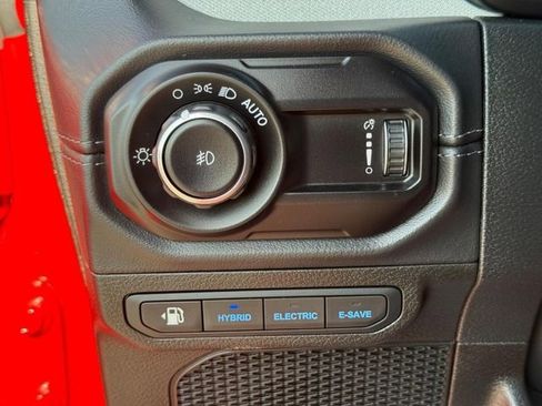 Used 2025 Jeep Wrangler Unlimited Sahara w/ Safety Group AWD/4WD image 23