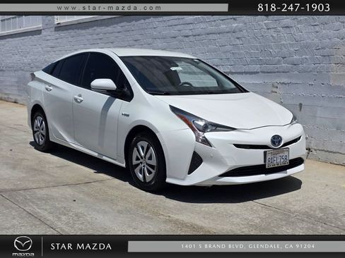Used 2017 Toyota Prius Three FWD image 1