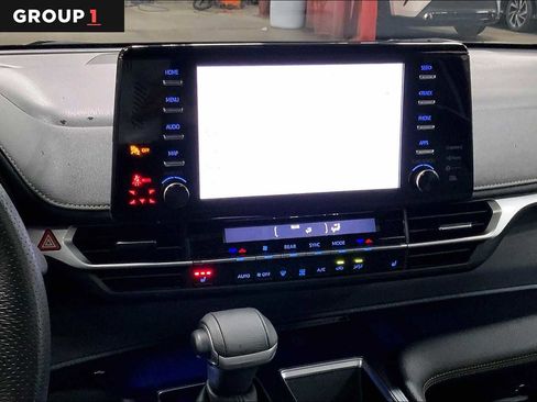 Used 2024 Toyota Sienna XLE Woodland Edition AWD/4WD image 7