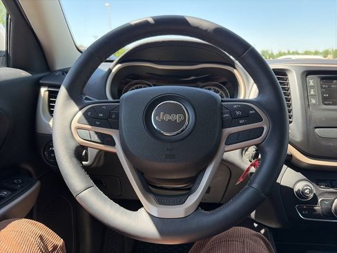 Used 2017 Jeep Cherokee Latitude w/ Cold Weather Group AWD/4WD image 16
