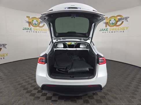 Used 2024 Tesla Model Y 2WD image 31
