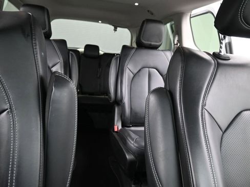 Used 2023 Chrysler Pacifica Touring-L image 13