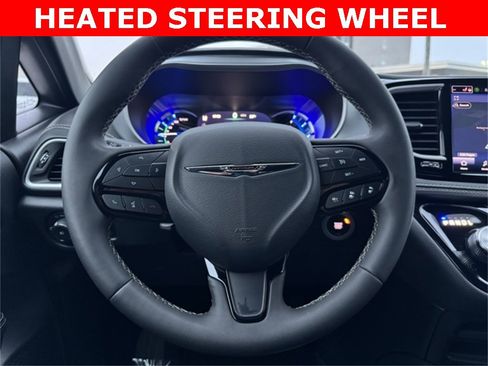 Used 2024 Chrysler Pacifica Select image 25