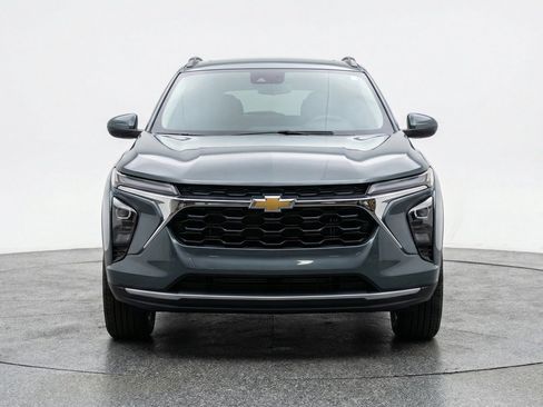 Used 2025 Chevrolet Trax LT FWD image 2