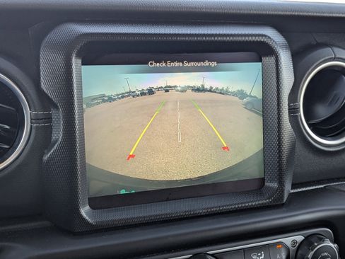 Used 2022 Jeep Wrangler Unlimited Sahara image 24