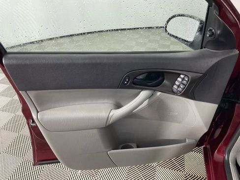 Used 2006 Ford Focus ZX4 Sedan FWD image 13