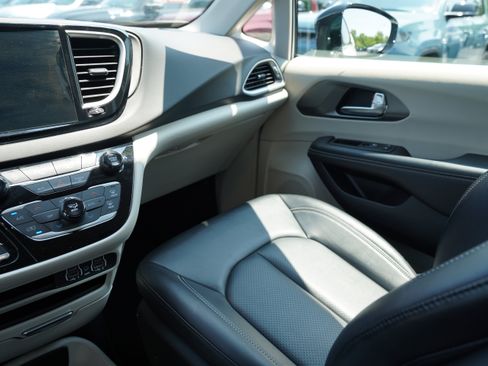 Used 2024 Chrysler Pacifica Touring-L FWD image 12