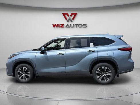 Used 2021 Toyota Highlander XLE AWD/4WD image 2