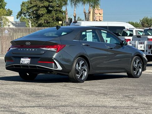Used 2025 Hyundai Elantra Limited FWD image 3