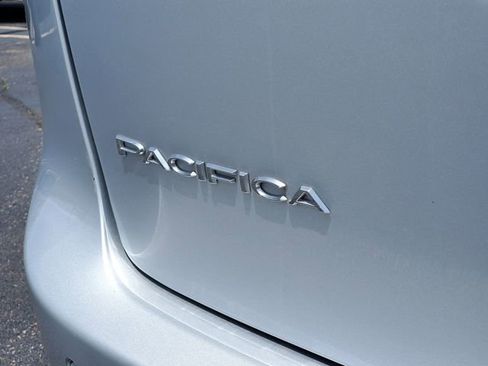 Used 2023 Chrysler Pacifica Touring-L FWD image 32