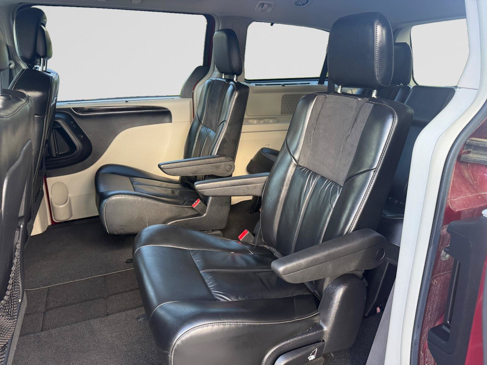 Used 2016 Chrysler Town & Country Limited Platinum FWD image 13
