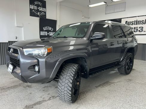 Used 2017 Toyota 4Runner SR5 AWD/4WD image 3