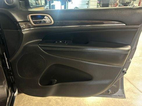 Used 2017 Jeep Grand Cherokee Overland AWD/4WD image 7