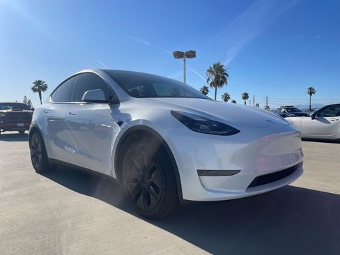 Used 2025 Tesla Model Y Long Range RWD image 1