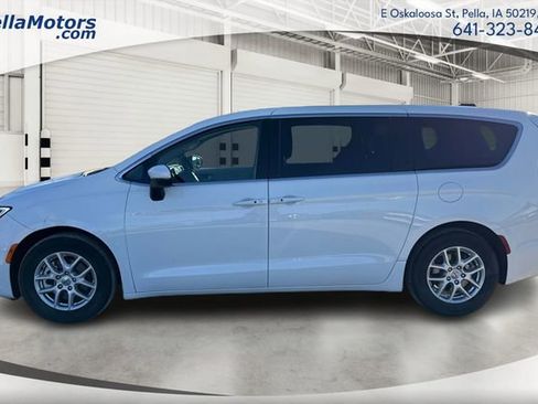 Used 2023 Chrysler Pacifica Touring-L image 6