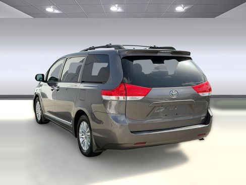 Used 2014 Toyota Sienna XLE FWD image 3