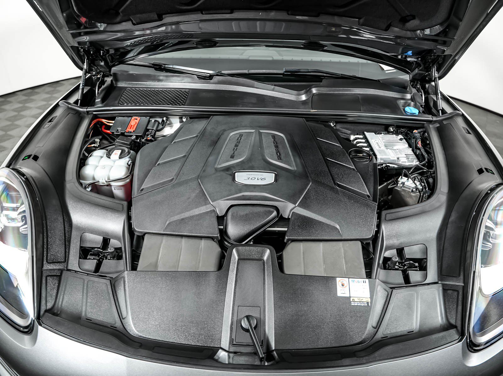 Certified 2023 Porsche Cayenne AWD/4WD image 12