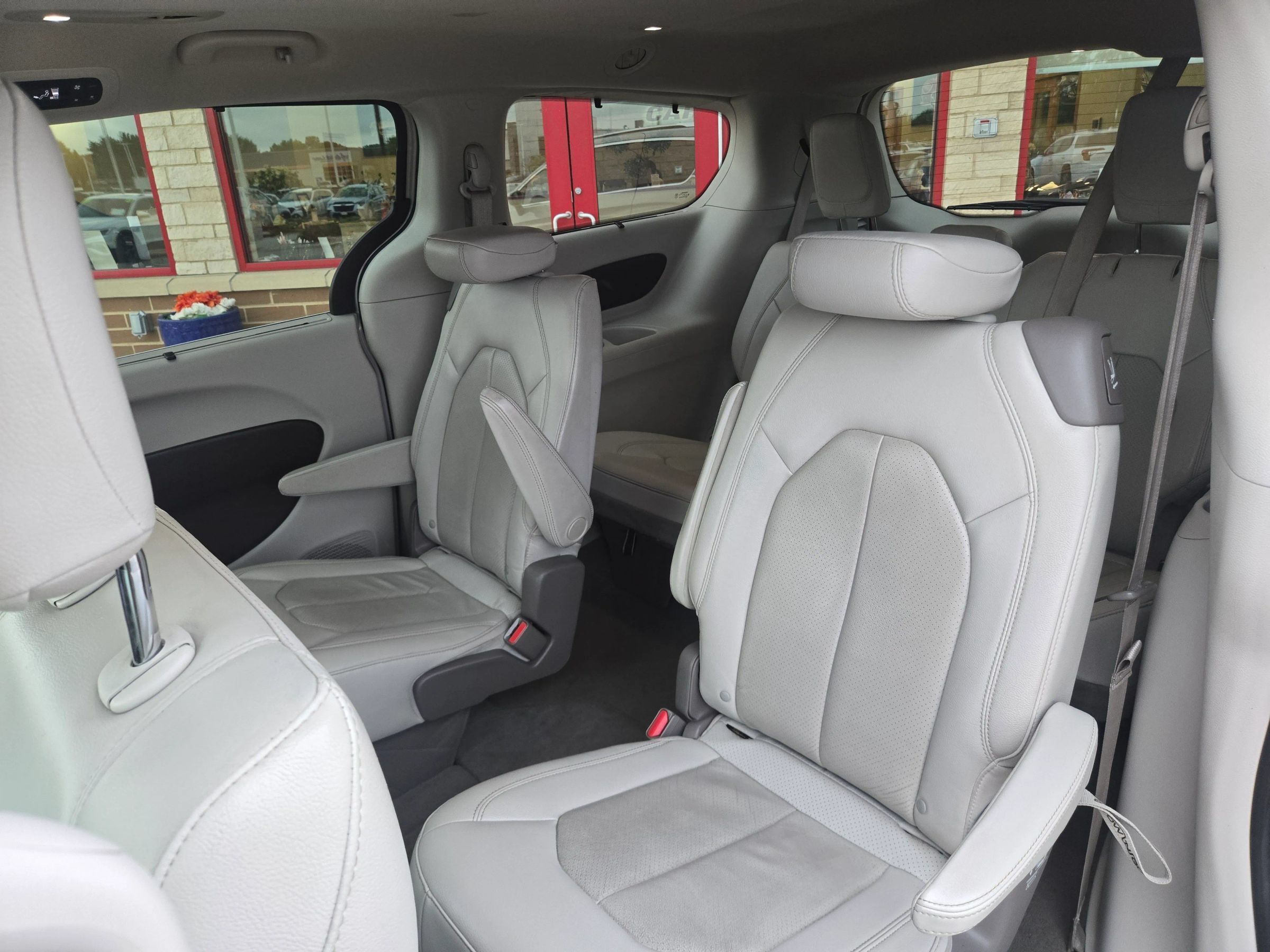 Used 2021 Chrysler Pacifica Touring-L FWD image 10