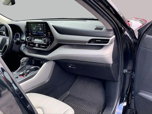 Used 2022 Toyota Highlander XLE AWD/4WD image 18