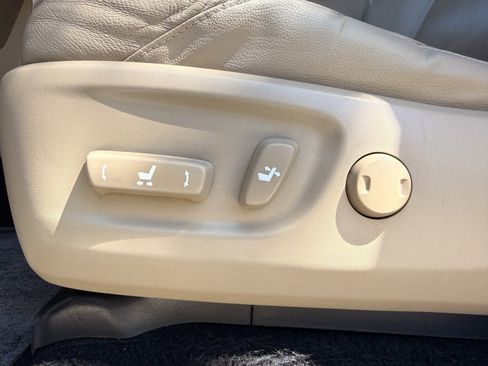Used 2011 Toyota 4Runner SR5 w/ Premium Pkg w/Leather RWD image 36