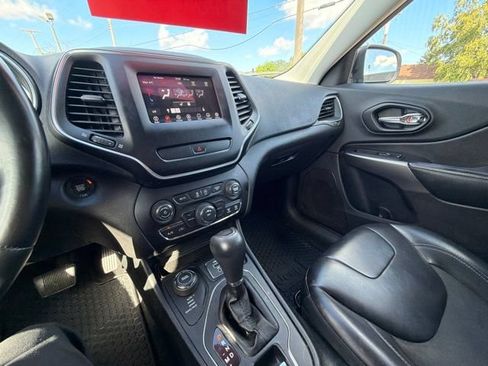 Used 2019 Jeep Cherokee Latitude Plus w/ Cold Weather Group AWD/4WD image 28
