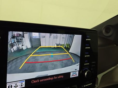 Used 2023 Toyota Sienna Platinum FWD image 21