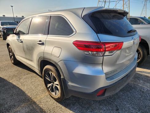 Used 2018 Toyota Highlander LE FWD image 4