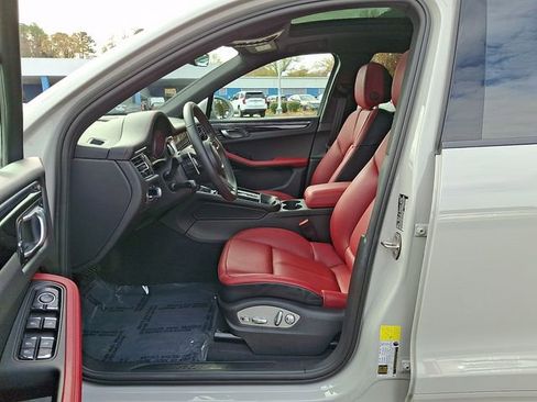 Used 2025 Porsche Macan image 17