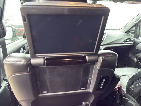 Used 2024 Chrysler Pacifica Touring-L w/ Uconnect Theater Family Group image 31