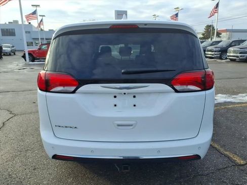 Used 2017 Chrysler Pacifica Touring-L Plus image 6
