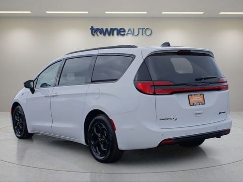 Used 2024 Chrysler Pacifica Premium image 3