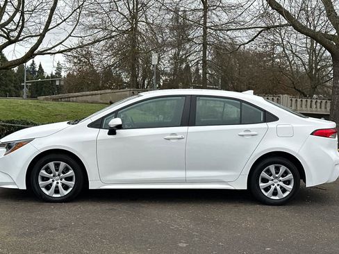 Used 2022 Toyota Corolla LE image 5