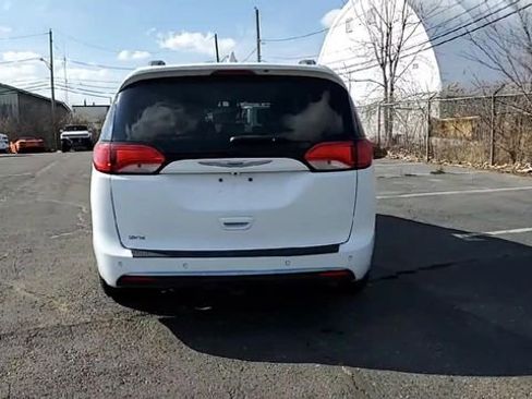 Used 2018 Chrysler Pacifica Touring-L Plus image 7