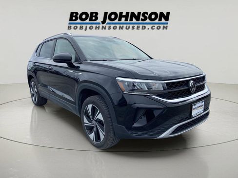 Used 2024 Volkswagen Taos SE image 1