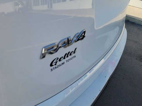 Used 2018 Toyota RAV4 LE image 5