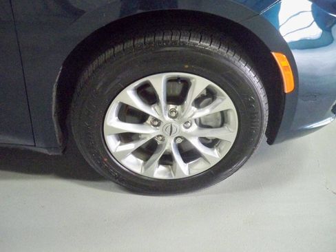 Used 2022 Chrysler Pacifica Touring-L image 9