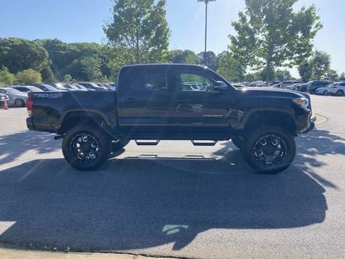 Used 2017 Toyota Tacoma TRD Sport w/ Tow Package (A/T) AWD/4WD image 2