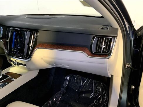 Used 2022 Volvo S60 B5 Momentum w/ Premium Package image 18