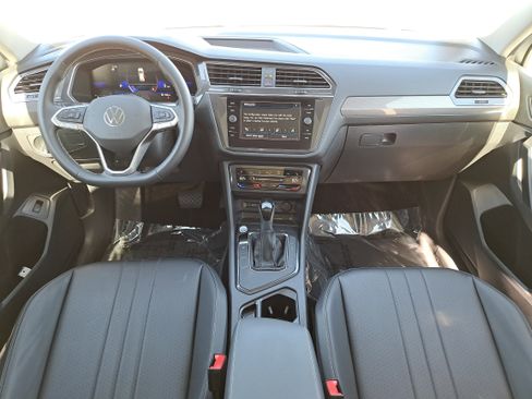 Used 2023 Volkswagen Tiguan SE w/ Panoramic Sunroof Package FWD image 9