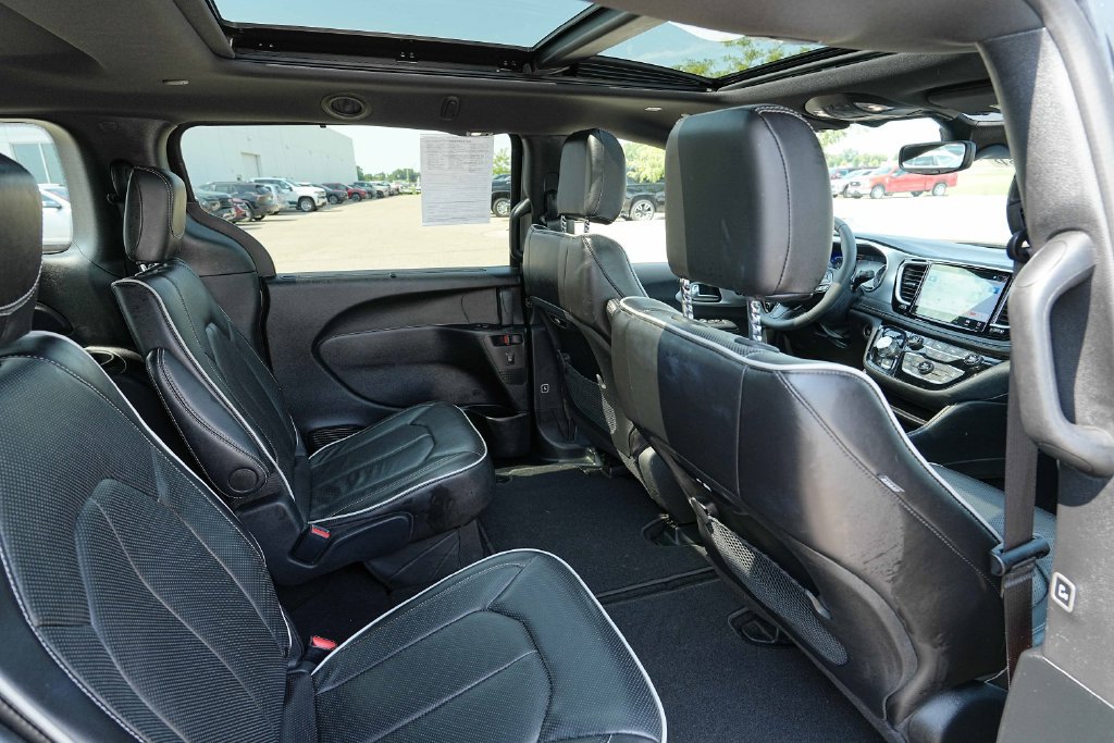 Used 2025 Chrysler Pacifica Limited FWD image 25