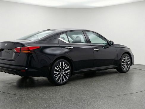 Used 2025 Nissan Altima 2.5 SV FWD image 9