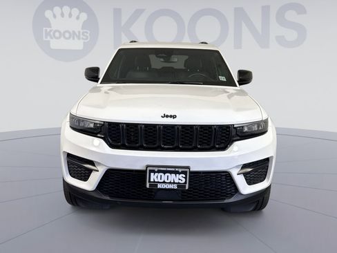 Used 2023 Jeep Grand Cherokee Altitude AWD/4WD image 11