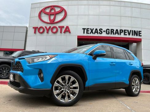 Used 2019 Toyota RAV4 XLE Premium FWD image 2