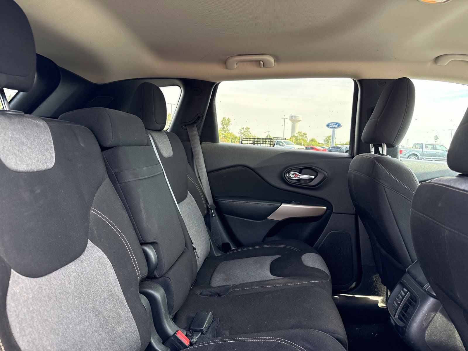 Used 2018 Jeep Cherokee Latitude w/ Altitude Package FWD image 8