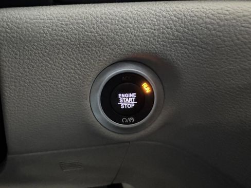 Used 2023 Chrysler Pacifica Touring-L image 16