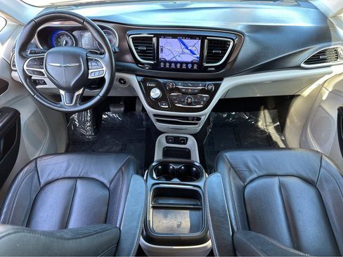 Used 2017 Chrysler Pacifica Touring-L image 4