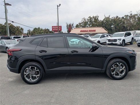 Certified 2025 Chevrolet Trax LT w/ LT Convenience Package image 9