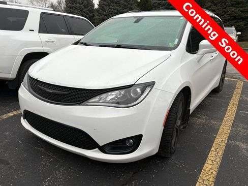 Used 2018 Chrysler Pacifica Touring-L Plus image 3