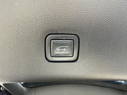 Used 2021 Chevrolet Traverse LT image 9