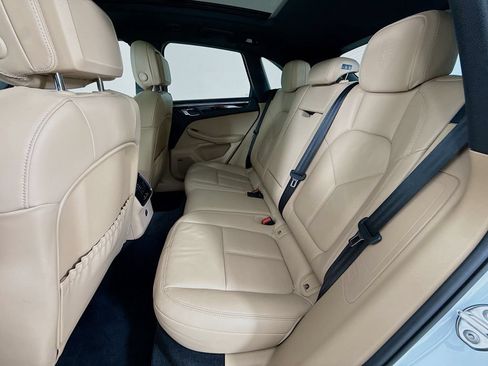 Certified 2025 Porsche Macan AWD/4WD image 24